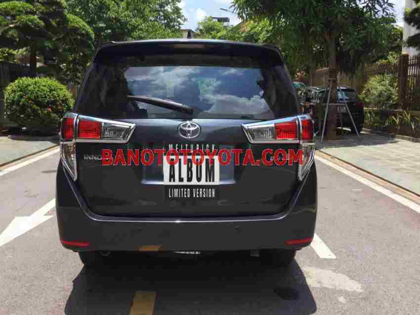 Cần bán gấp xe Toyota Innova 2.0E năm 2019, màu Xám, Số tay