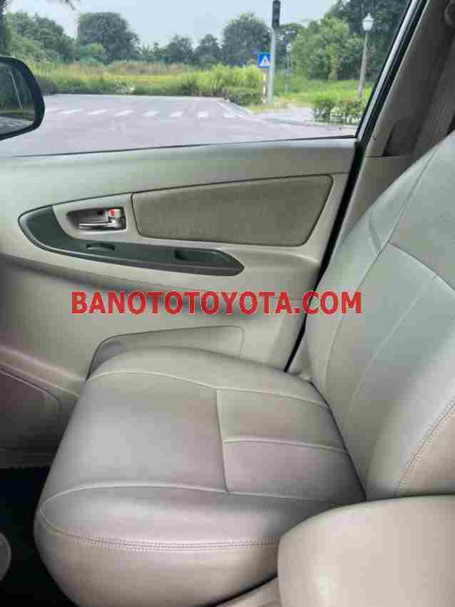 Cần bán gấp xe Toyota Innova 2.0E 2015 màu Bạc