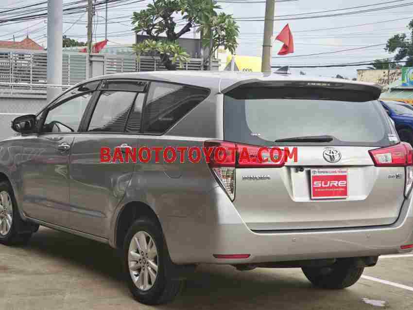 Cần bán xe Toyota Innova 2.0E màu Bạc 2018