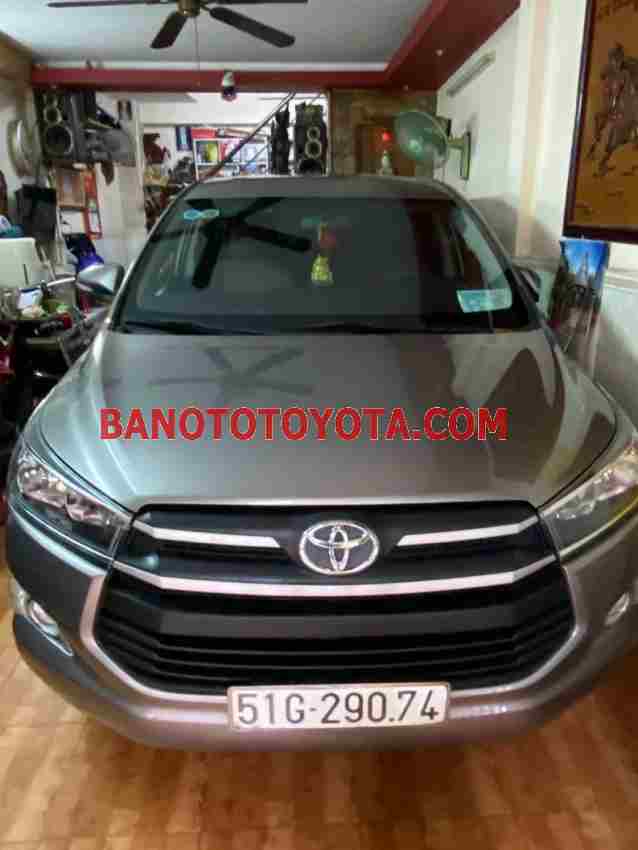 Cần bán gấp Toyota Innova 2.0E đời 2017, màu Bạc