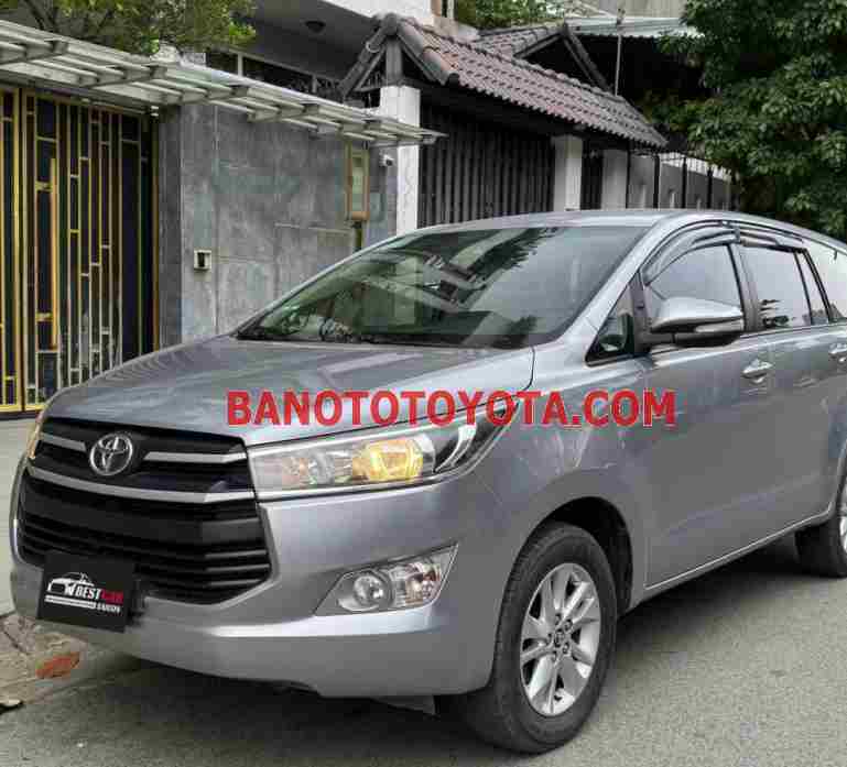 Cần bán gấp xe Toyota Innova 2.0G 2017 màu Bạc