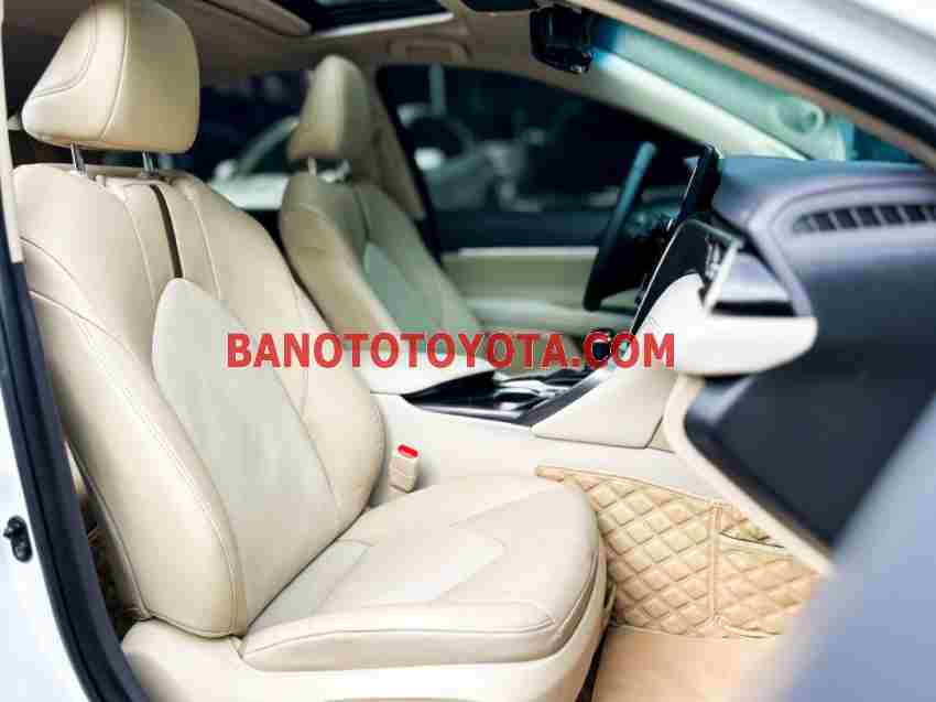 Cần bán gấp Toyota Camry 2.0Q đời 2021, màu Trắng