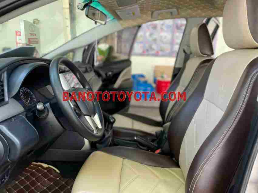 Cần bán gấp xe Toyota Innova 2.0E năm 2020, màu Đồng, Số tay