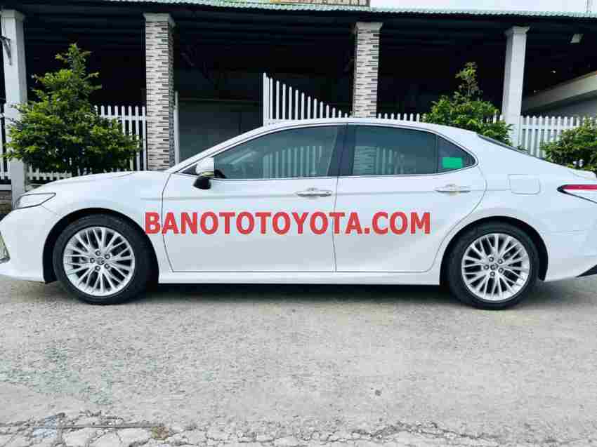 Cần bán gấp xe Toyota Camry 2.5Q năm 2021, màu Trắng, Số tự động