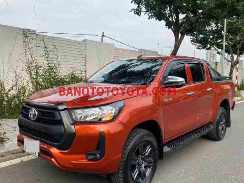 Cần bán gấp Toyota Hilux 2.4L 4x2 AT đời 2021, màu Cam