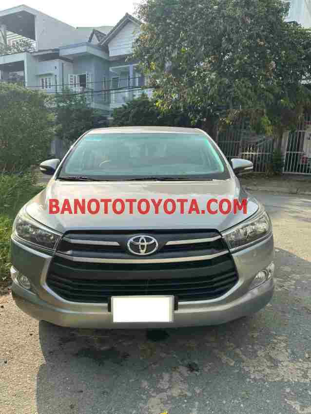 Cần bán gấp xe Toyota Innova 2.0E năm 2017, màu Bạc, Số tay