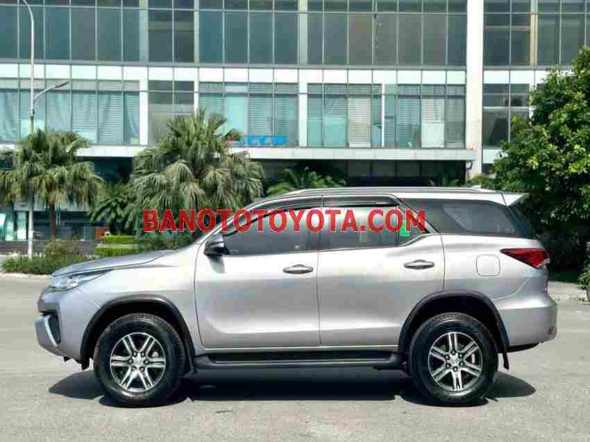 Cần bán gấp Toyota Fortuner 2.7V 4x2 AT đời 2017, màu Bạc