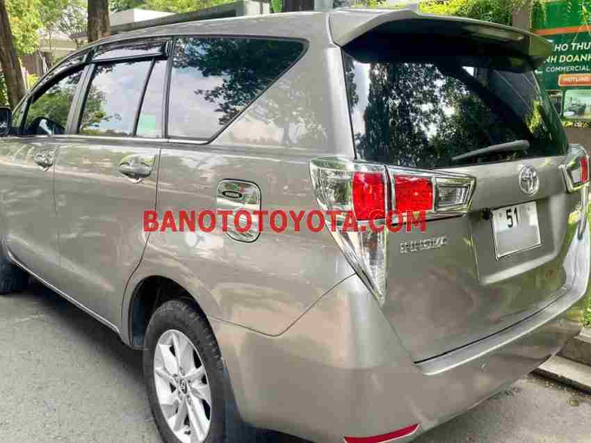 Cần bán gấp xe Toyota Innova 2.0E 2018 màu Nâu