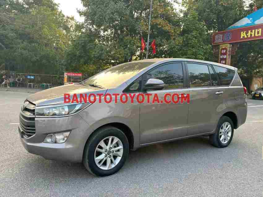 Cần bán gấp xe Toyota Innova 2.0E năm 2017, màu Đồng, Số tay