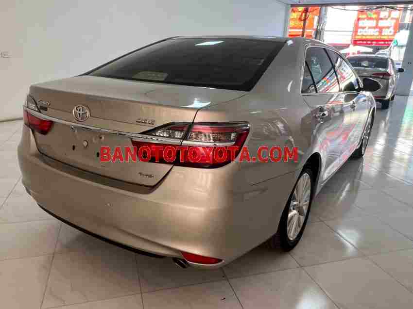 Cần bán xe Toyota Camry 2.0E màu Cát 2018