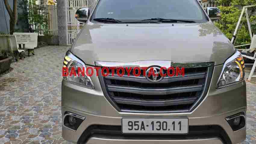 Cần bán xe Toyota Innova 2.0E màu Bạc 2015