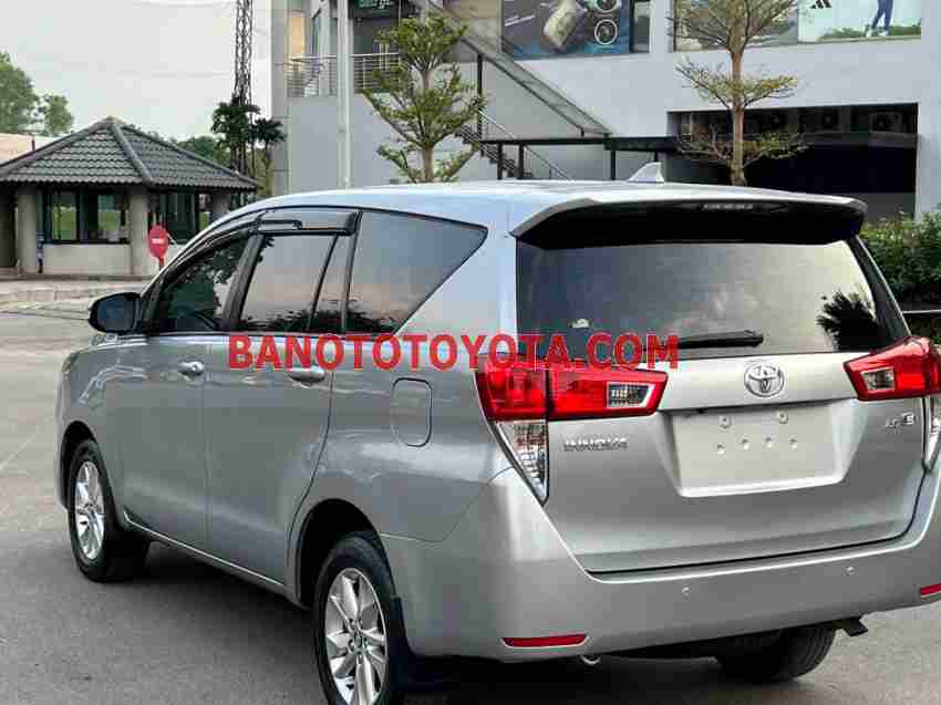 Cần bán gấp xe Toyota Innova 2.0E 2016 màu Bạc