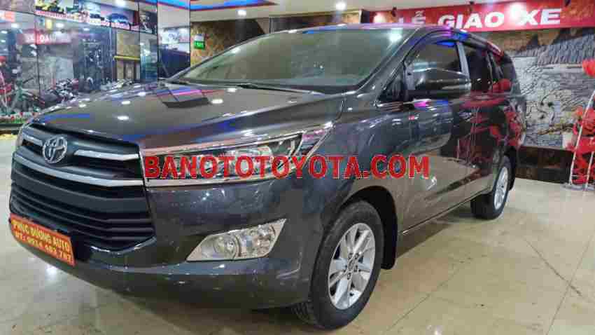 Cần bán gấp xe Toyota Innova 2.0E 2018 màu Xám