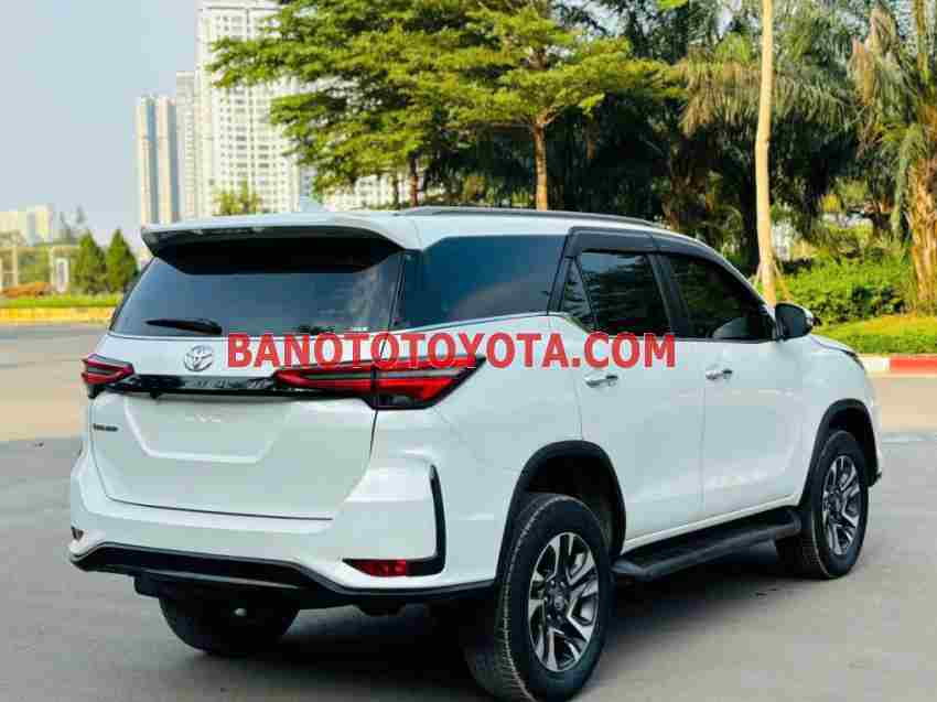 Cần bán gấp xe Toyota Fortuner 2.4G 4x2 AT Legender 2021 màu Trắng