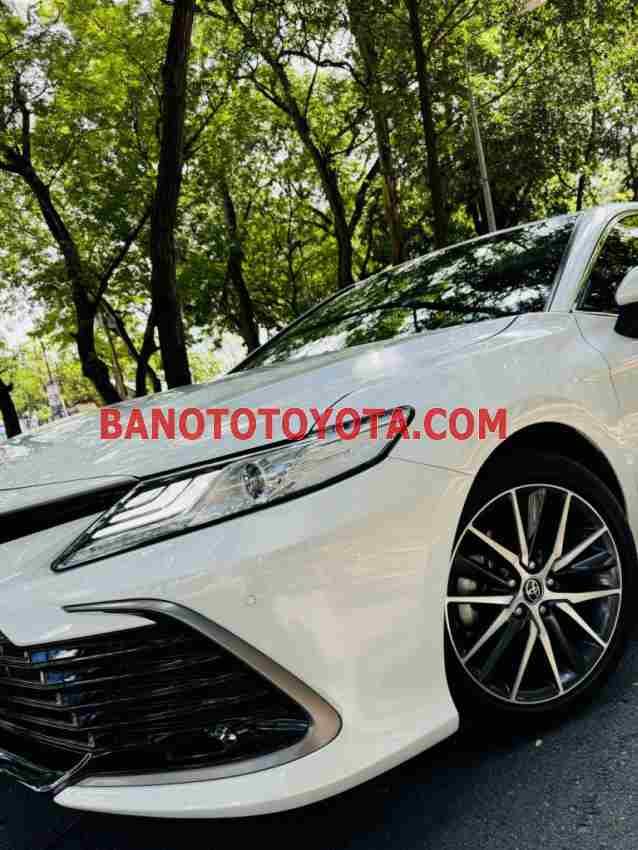 Cần bán gấp xe Toyota Camry 2.0Q năm 2022, màu Trắng, Số tự động