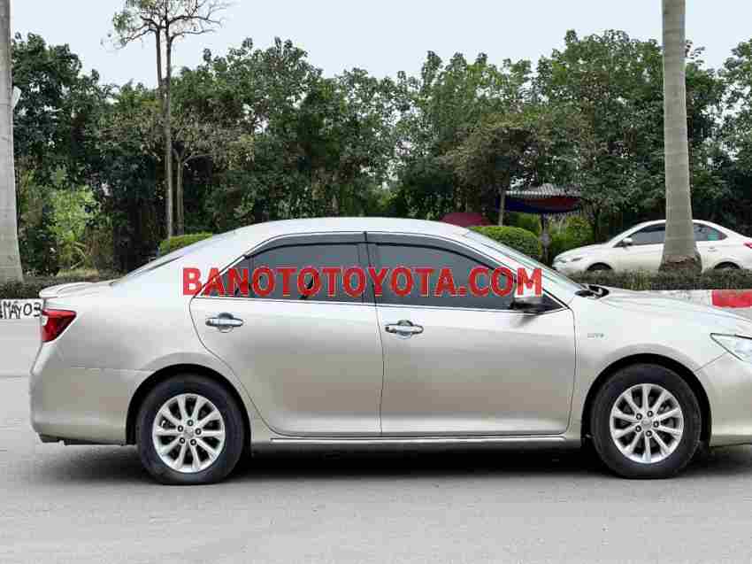 Cần bán xe Toyota Camry 2.0E màu Bạc 2014