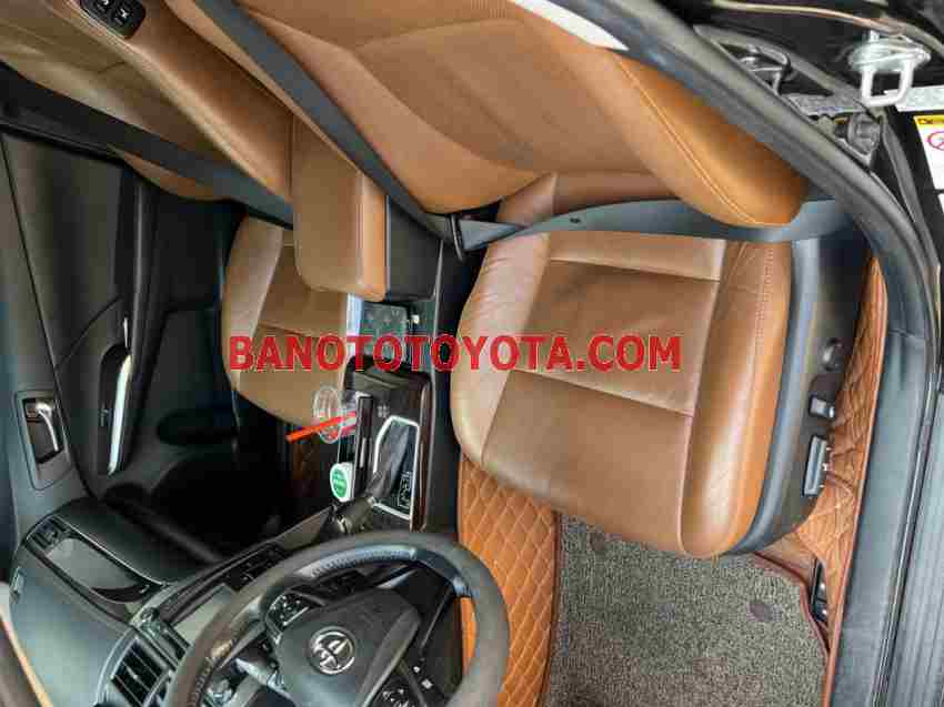 Cần bán xe Toyota Camry 2.5Q màu Đen 2018