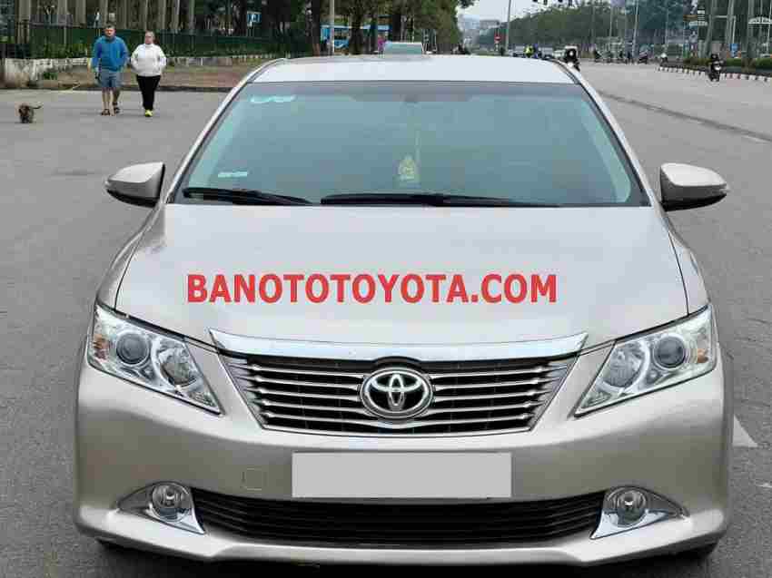 Cần bán gấp Toyota Camry 2.0E đời 2014, màu Cát