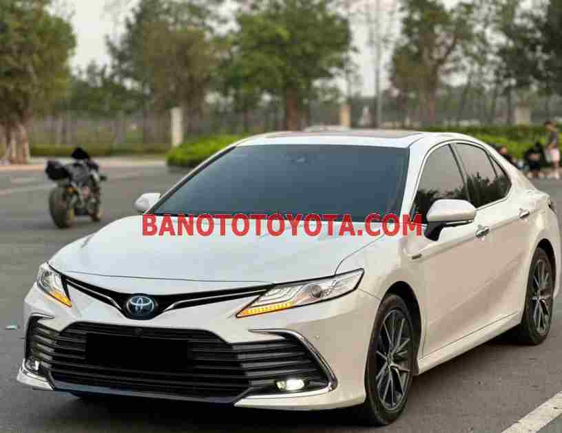 Cần bán gấp Toyota Camry 2.5HV đời 2022, màu Trắng