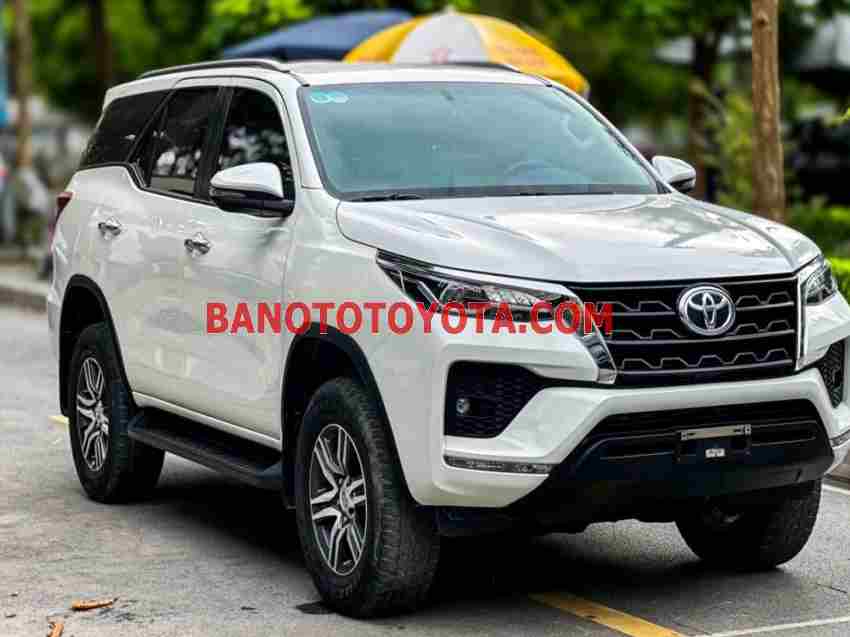 Cần bán gấp xe Toyota Fortuner 2.4G 4x2 AT năm 2021, màu Trắng, Số tự động