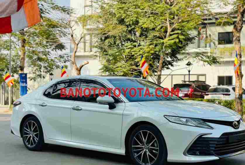 Cần bán gấp xe Toyota Camry 2.0Q 2022 màu Trắng