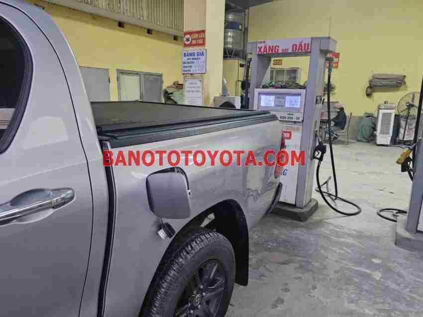 Bán Toyota Hilux 2.4L 4x2 AT, màu Bạc, Máy dầu, 2021