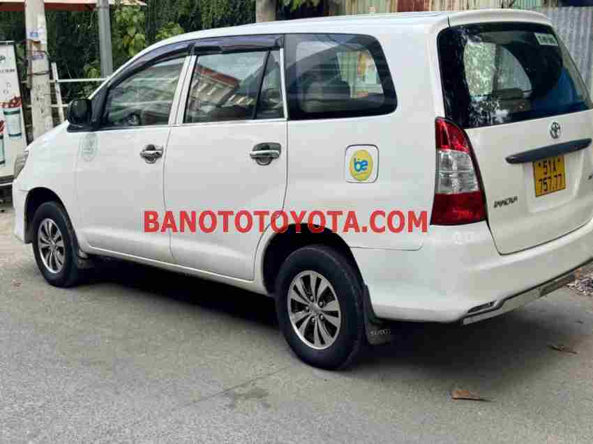 Cần bán gấp Toyota Innova 2.0J đời 2013, màu Trắng