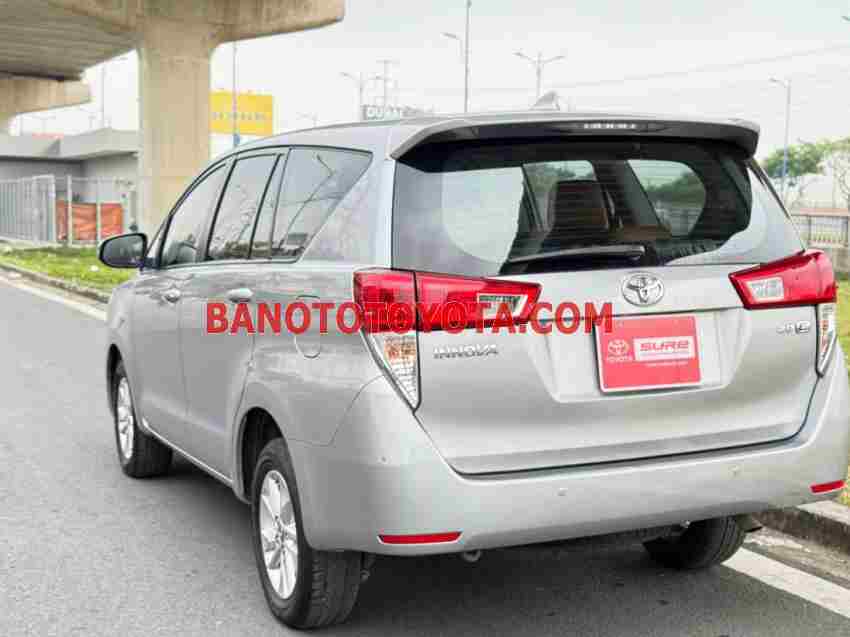 Cần bán gấp xe Toyota Innova 2.0E năm 2018, màu Bạc, Số tay