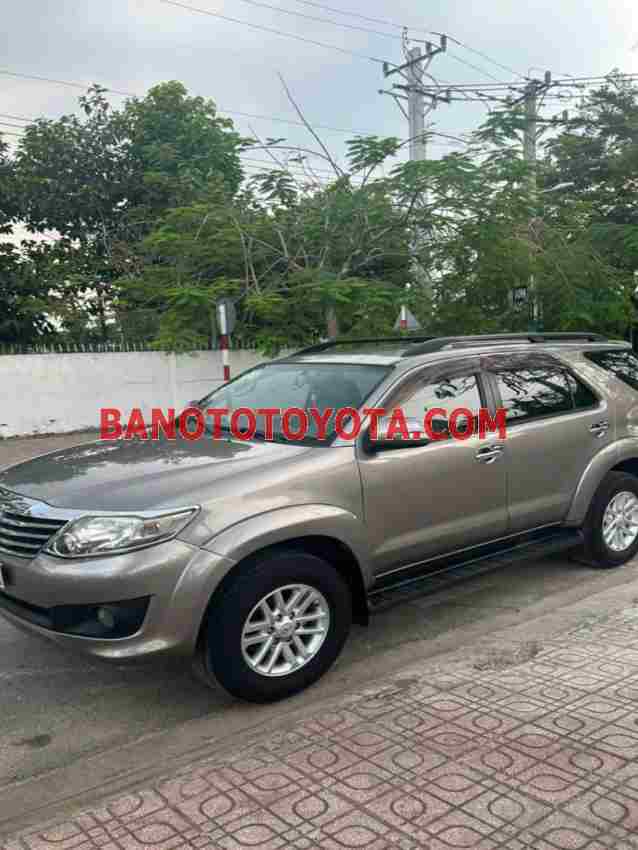 Cần bán Toyota Fortuner 2.7V 4x2 AT Máy xăng 2013 màu Bạc