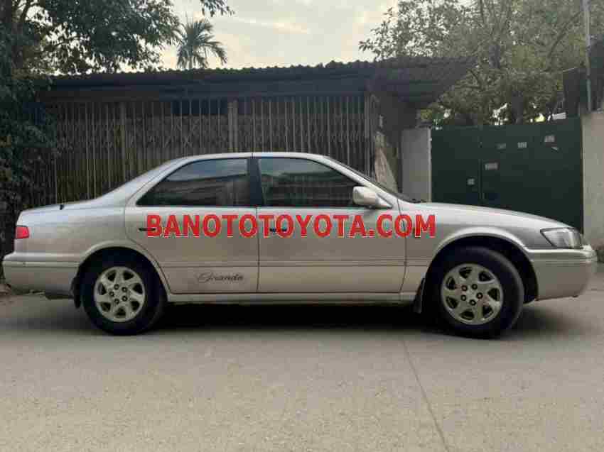 Cần bán gấp xe Toyota Camry Grande 3.0 V6 2001 màu Bạc
