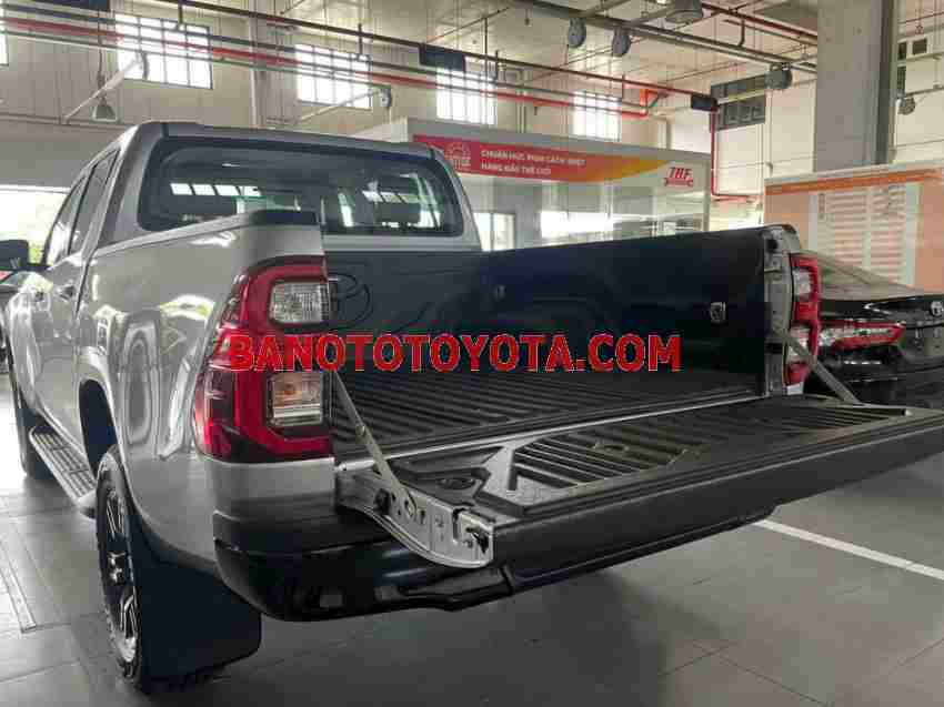 Xe Toyota Hilux 2.4L 4x2 AT tiêu chuẩn - Bạc - 2025