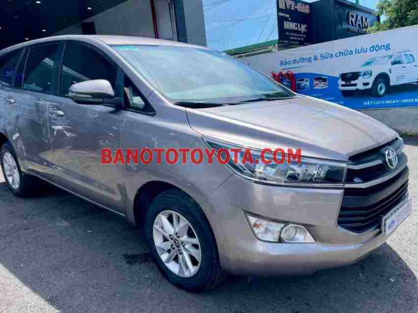 Cần bán gấp xe Toyota Innova 2.0E năm 2020, màu Đồng, Số tay
