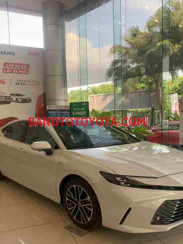 Toyota Camry 2.5 HEV Mid Xe hybrid 2025, đẹp xuất sắc