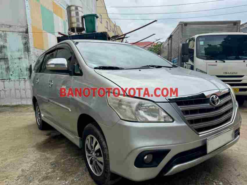 Cần bán gấp xe Toyota Innova 2.0E 2015 màu Bạc