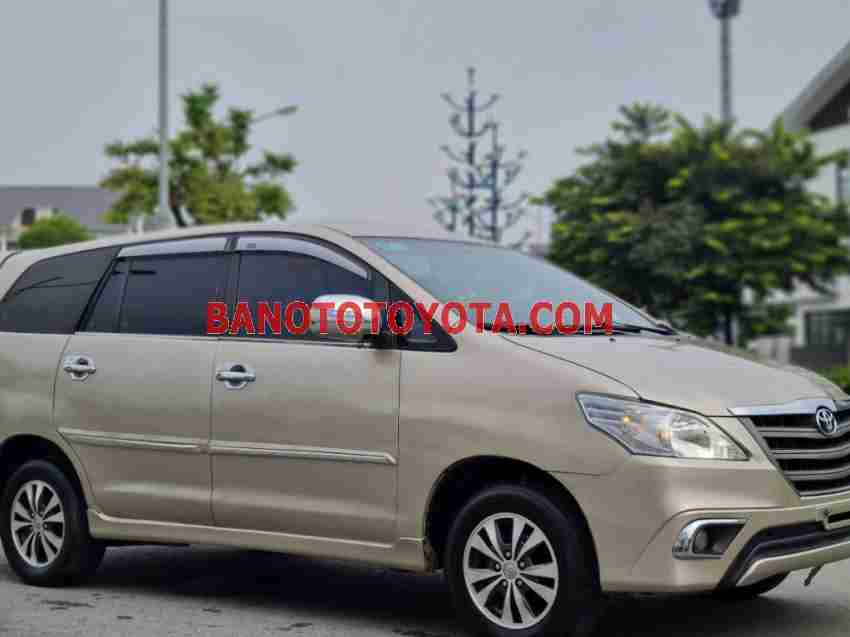 Cần bán gấp xe Toyota Innova 2.0E 2016 màu Cát
