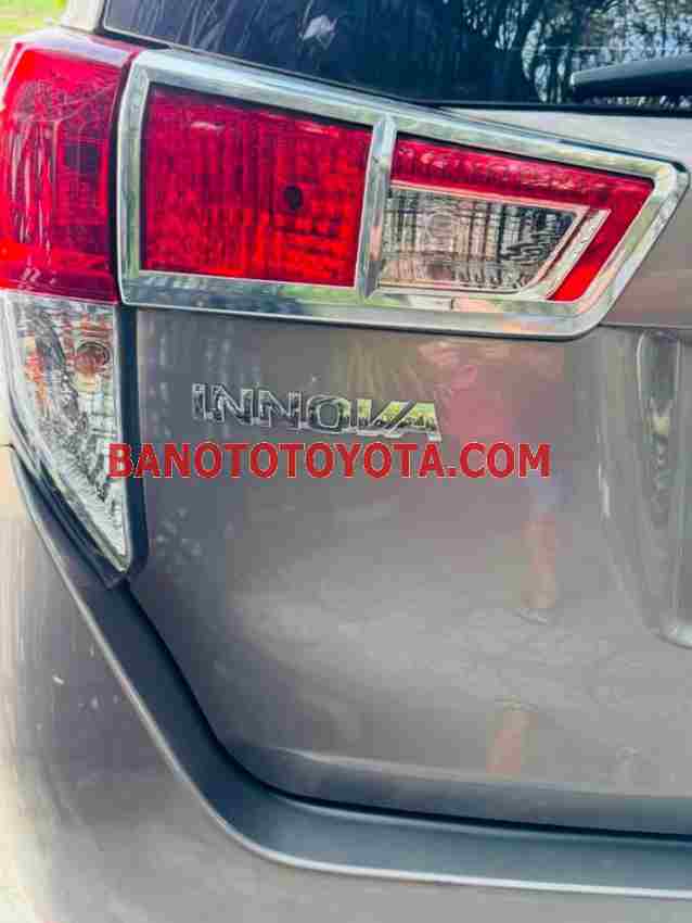 Cần bán gấp Toyota Innova 2.0E đời 2018, màu Ghi