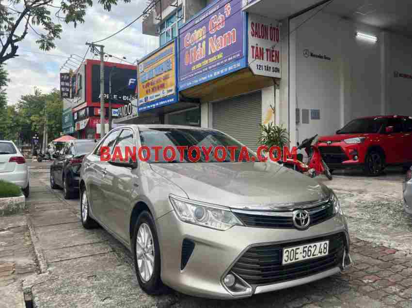 Cần bán gấp xe Toyota Camry 2.0E năm 2016, màu Cát, Số tự động