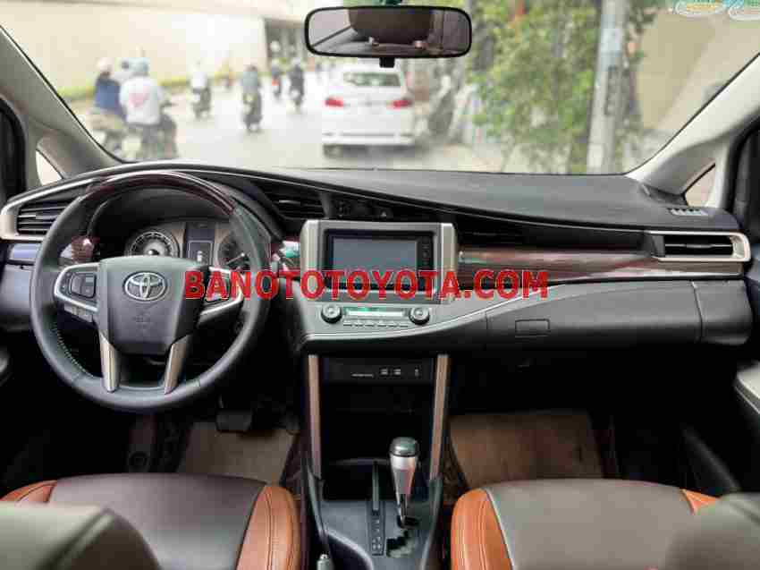 Cần bán gấp Toyota Innova 2.0 Venturer đời 2018, màu Đen