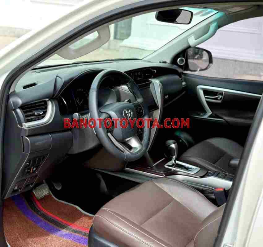 Cần bán xe Toyota Fortuner 2.8V 4x4 AT năm 2018 màu Trắng cực đẹp