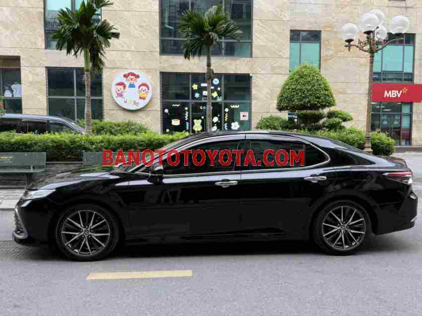 Cần bán gấp xe Toyota Camry 2.5Q năm 2022, màu Đen, Số tự động