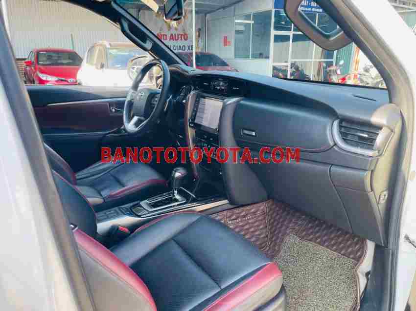 Bán Toyota Fortuner 2.4G 4x2 AT Legender, màu Trắng, Máy dầu, 2021