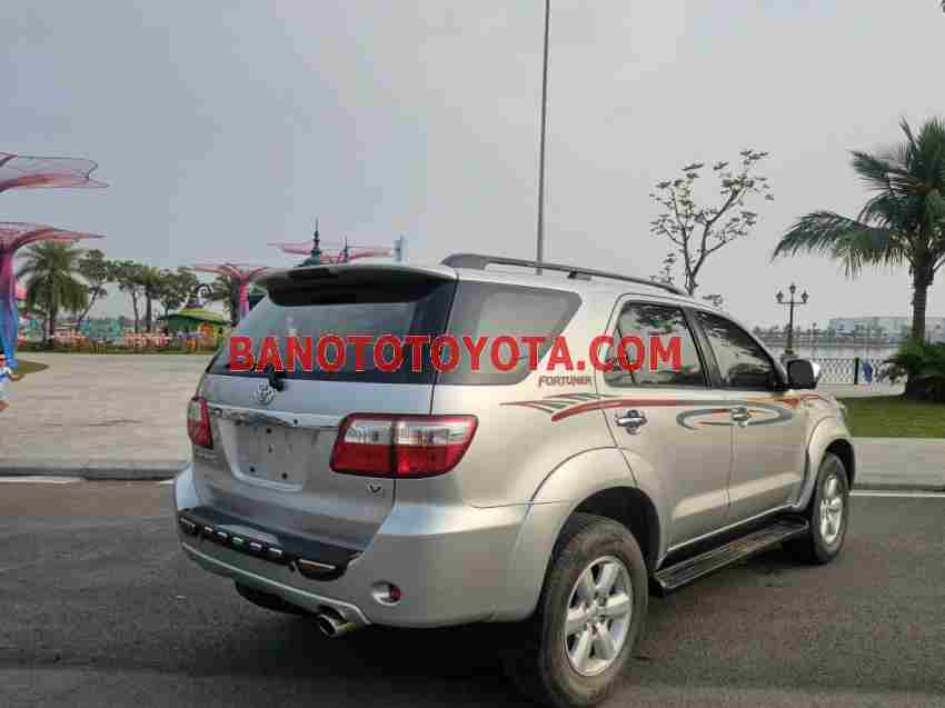 Cần bán gấp Toyota Fortuner 2.7V 4x4 AT đời 2011, màu Bạc