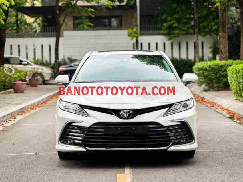 Cần bán gấp xe Toyota Camry 2.0Q năm 2022, màu Trắng, Số tự động