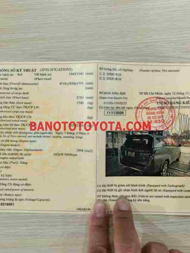 Cần bán gấp Toyota Innova 2.0E đời 2016, màu Bạc