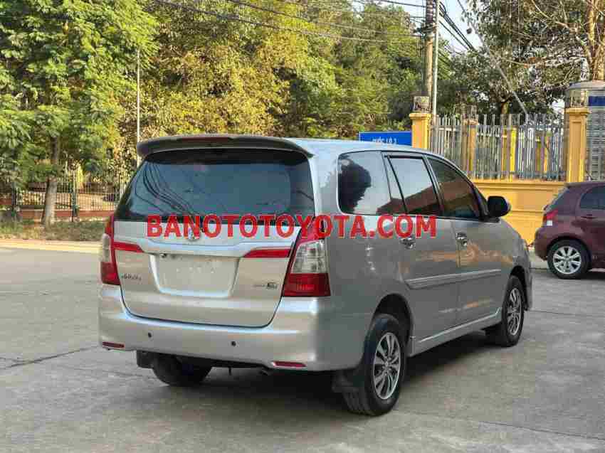 Cần bán xe Toyota Innova 2.0E màu Bạc 2015