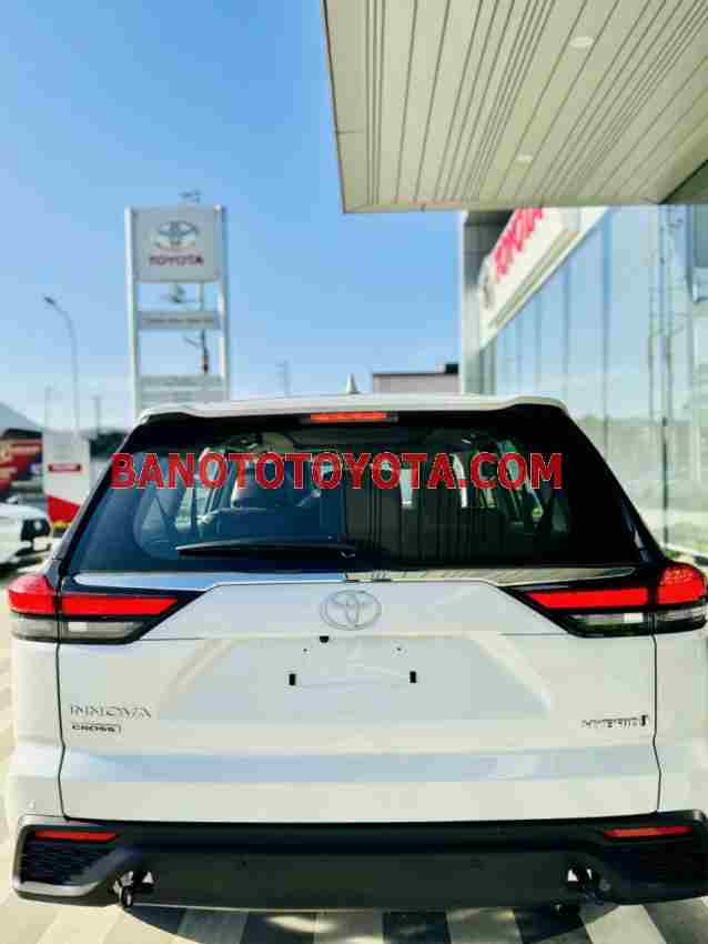 Toyota Innova Cross HEV 2.0 CVT Xe hybrid model 2025