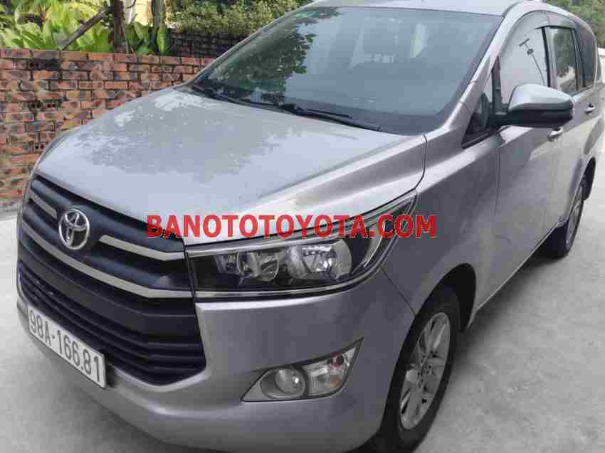 Cần bán gấp Toyota Innova 2.0E đời 2017, màu Bạc