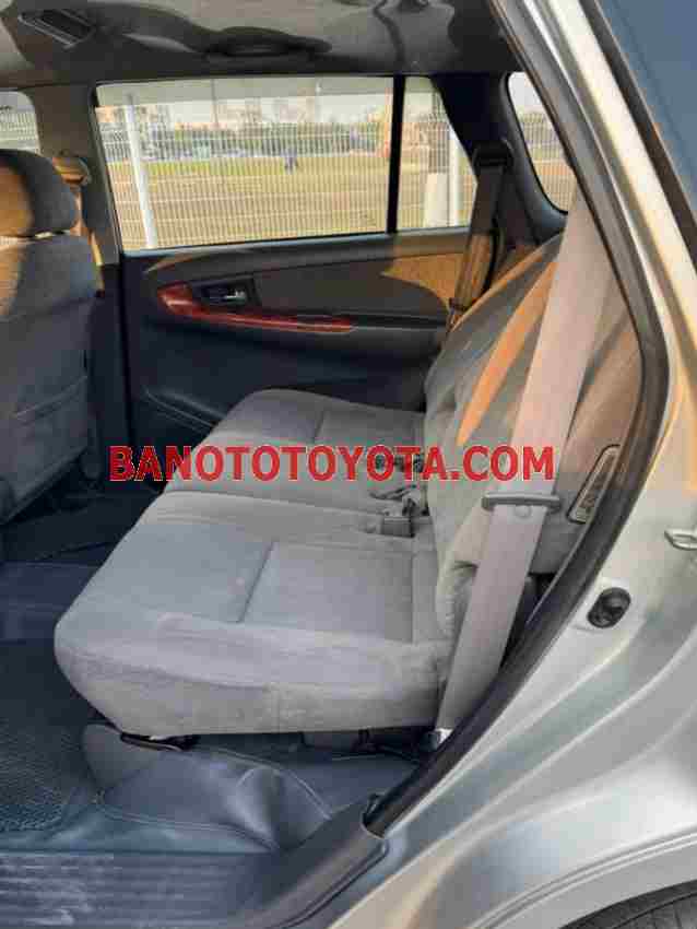 Cần bán xe Toyota Innova 2.0E năm 2013 màu Bạc cực đẹp