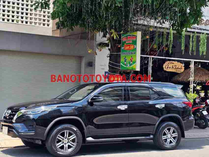 Cần bán gấp xe Toyota Fortuner 2.4L 4x2 AT năm 2022, màu Đen, Số tự động