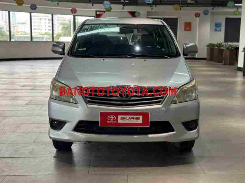 Cần bán xe Toyota Innova 2.0E năm 2013 màu Bạc cực đẹp